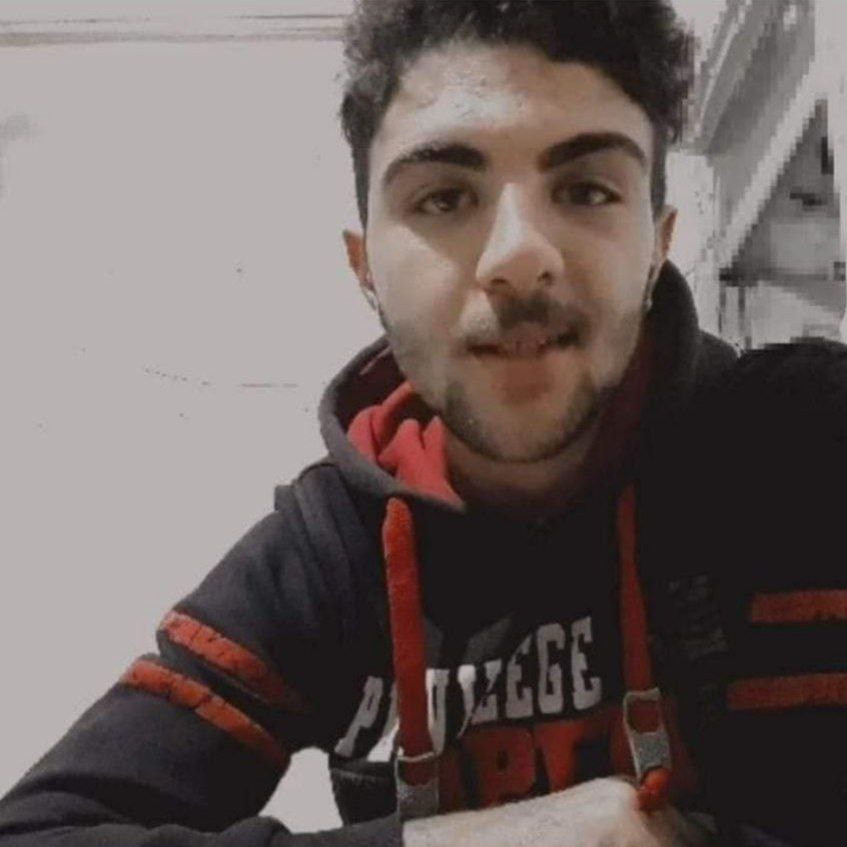 الأداة حب الغاز السام.. شابان...