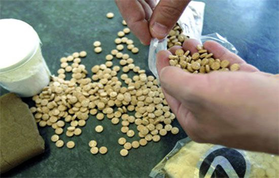 "قسد" تتحدث عن اعتقال تجار مخد...