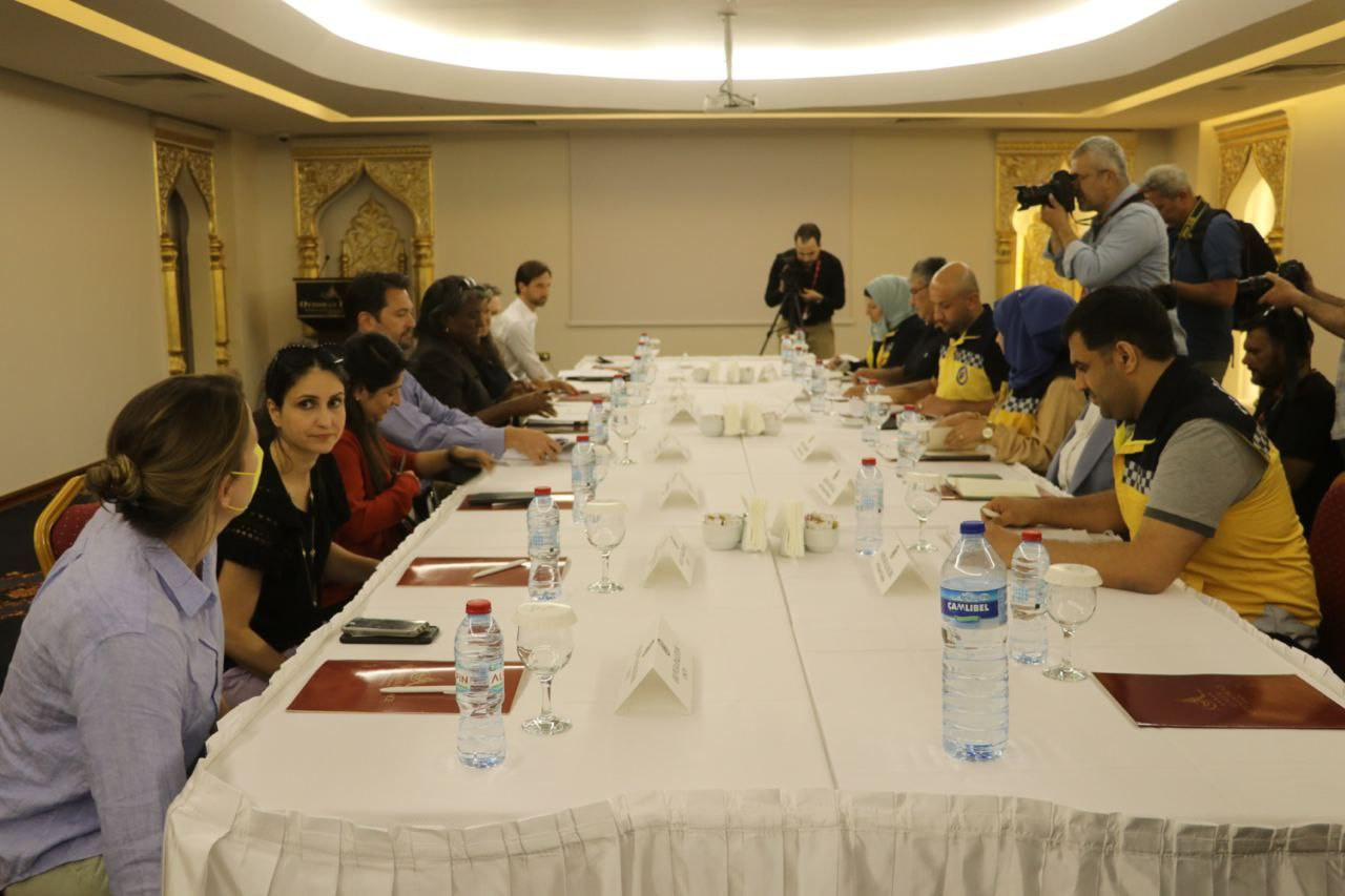 وفد من الدفاع المدني يجتمع بال...