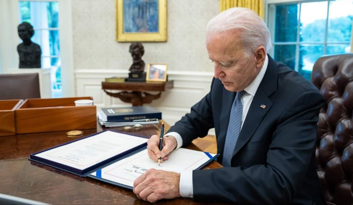 "بايدن" يفوض وزير دفاعه بصلاحي...