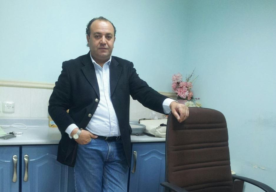 وفاة طبيب سوري وعائلته بحريق ف...