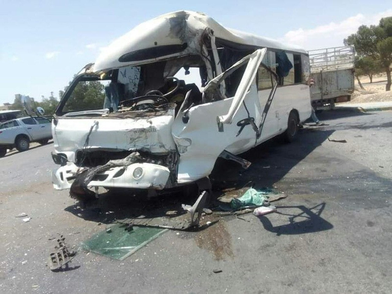 وفاة امرأة وإصابة 16 بحادث سير...