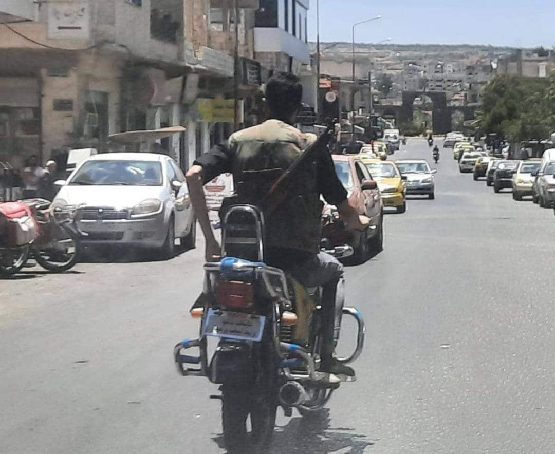 احتجاز 4 ضباط من قوات الأسد في...