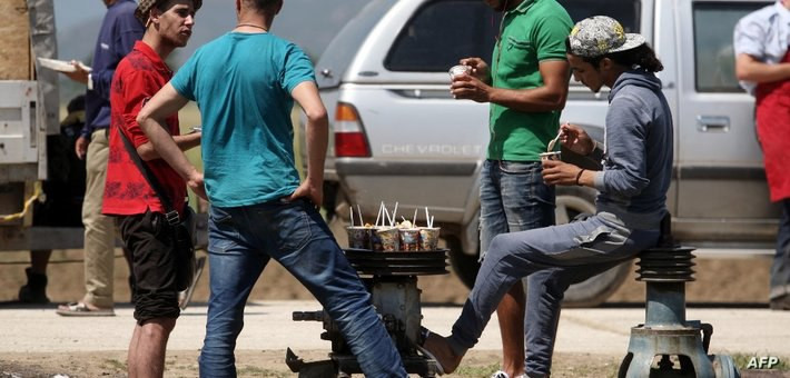 انقلاب شاحنة تقل لاجئين سوريين...