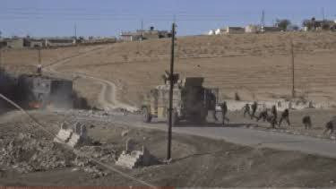 مروحية روسية تفرق بالرصاص والغ...