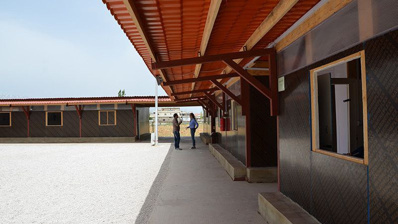 يحسبهم سوريون.. مدير مدرسة يُط...