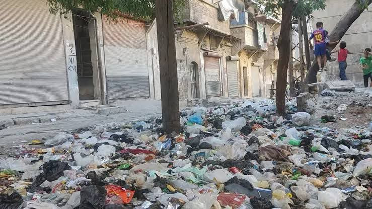 حلب تغرق بالقمامة ومسؤولون يبر...