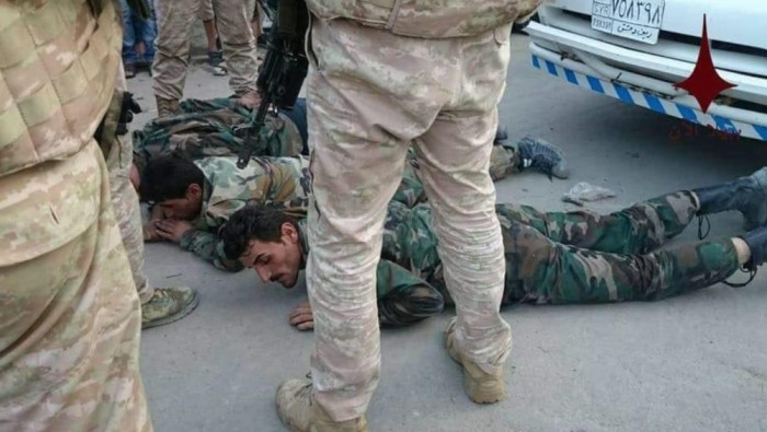 جندي روسي مخمور يضرب عنصرين لل...