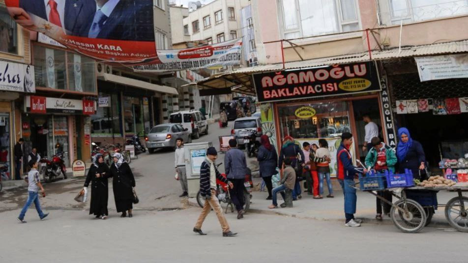 شابان تركيان يعتديان على مسن س...