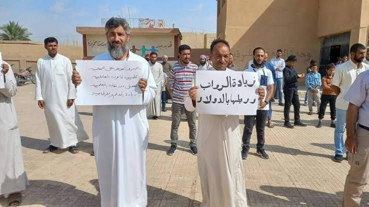 معلمو ديرالزور يطالبون بزيادة...