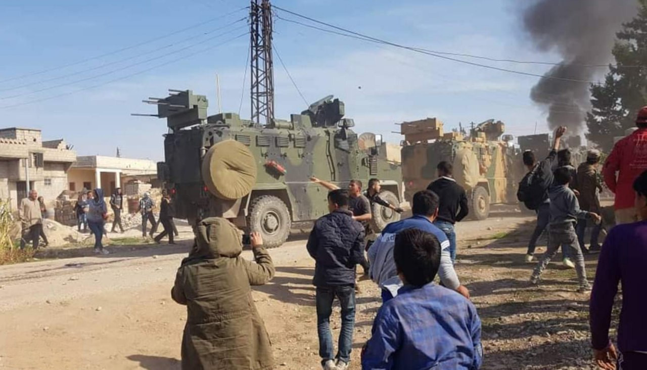 أهالي الدرباسية يحرقون عربة عس...