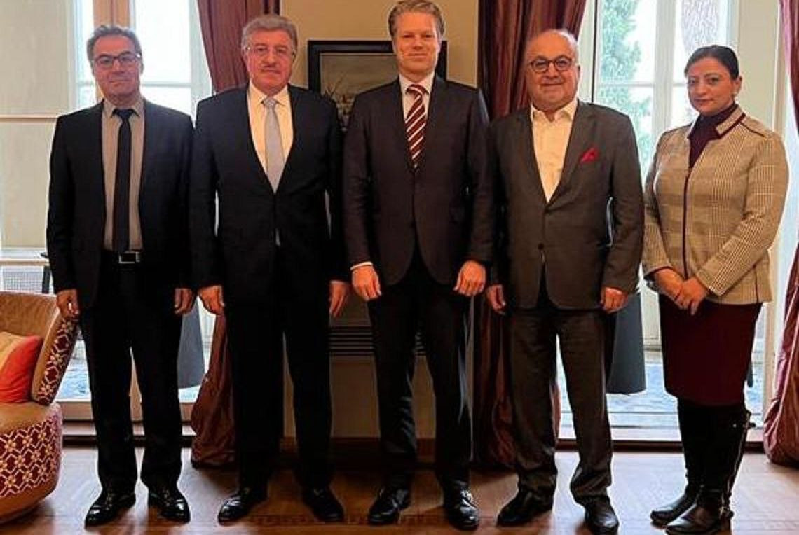 "سالم المسلط" يناقش المبعوث ال...