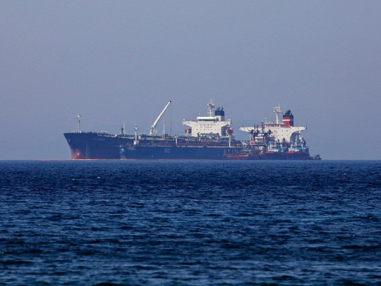 قافلة نفط إيرانية تُفرغ حمولته...