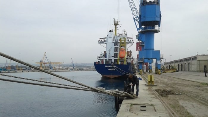 عمال مرفأ طرطوس يطالبون بزيادة...