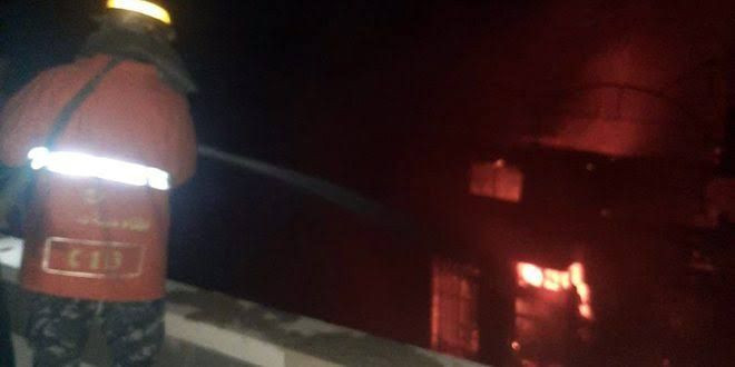 حريق ضخم يلتهم محلات تجارية بس...