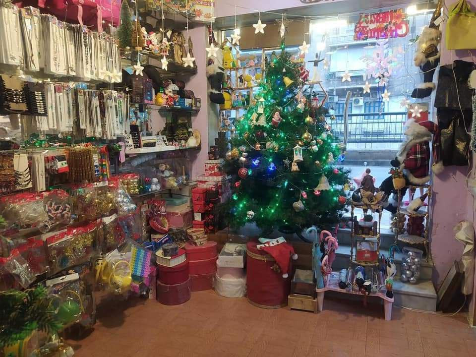 سوق زينة الميلاد في حلب يعيش ك...