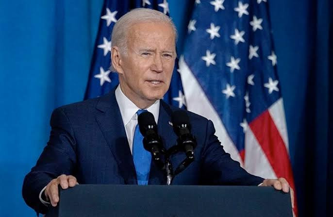 بايدن يصادق على قانون محاربة ك...