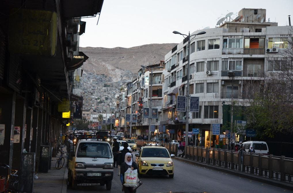 نزيل يرمي نفسه من الطابق الثال...