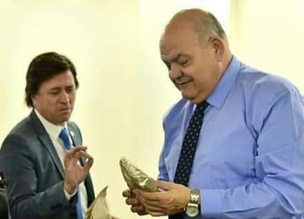 عشرات المواطنين يتهافتون لشراء...