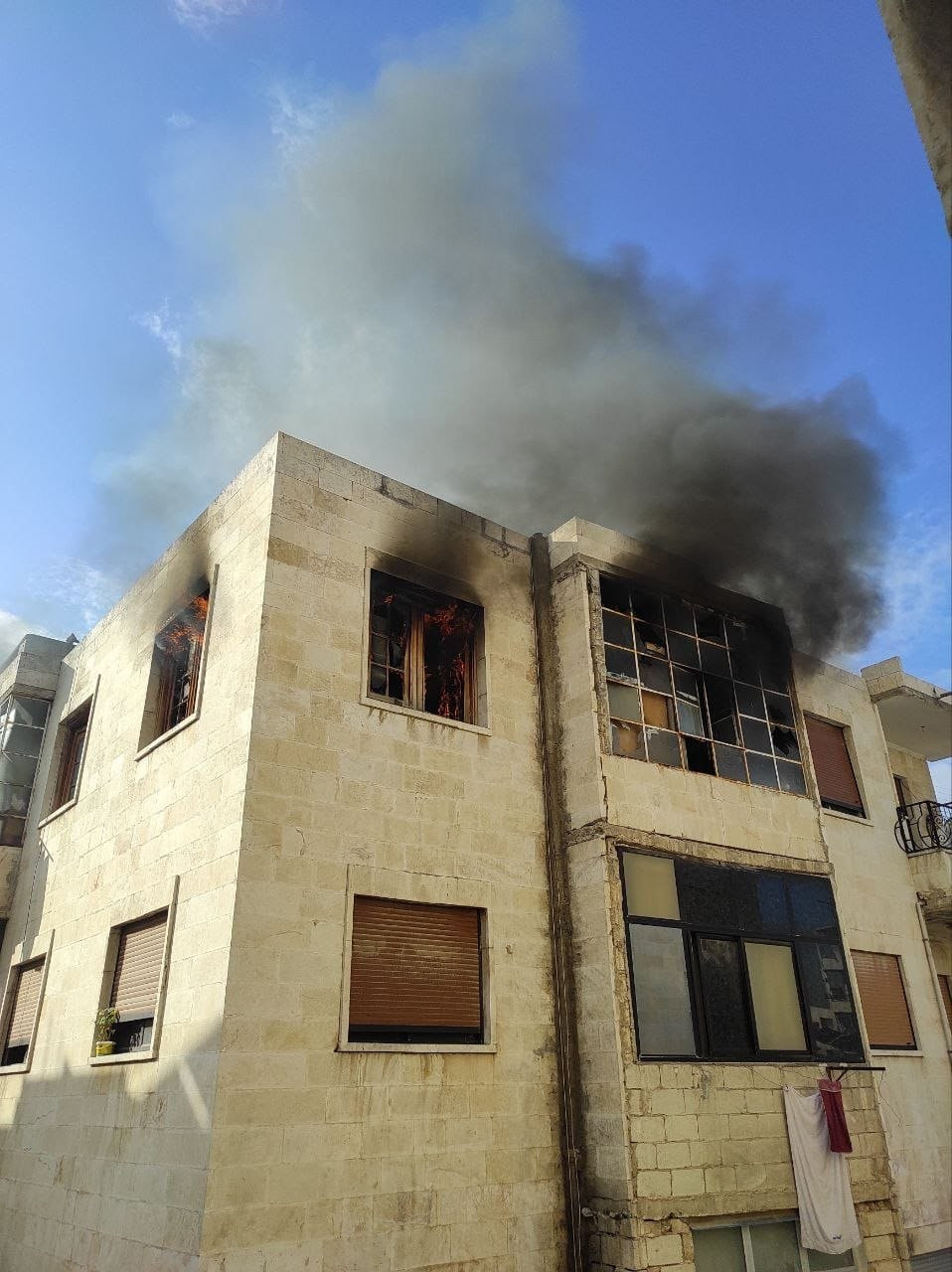 "الدفاع المدني" ينقذ رجلا احتر...