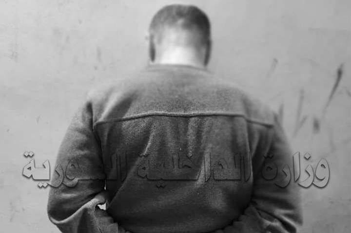 مدعيا أنه صاحب دار أزياء ويتقن...