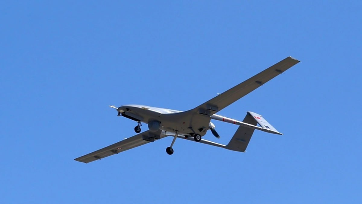 مسيرة تركية تستهدف سيارة لـ "ق...