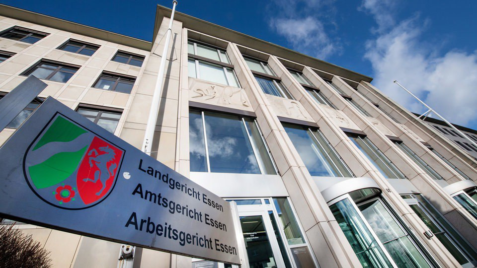 محاكمة سوريين تنكرا بزي عمال ن...