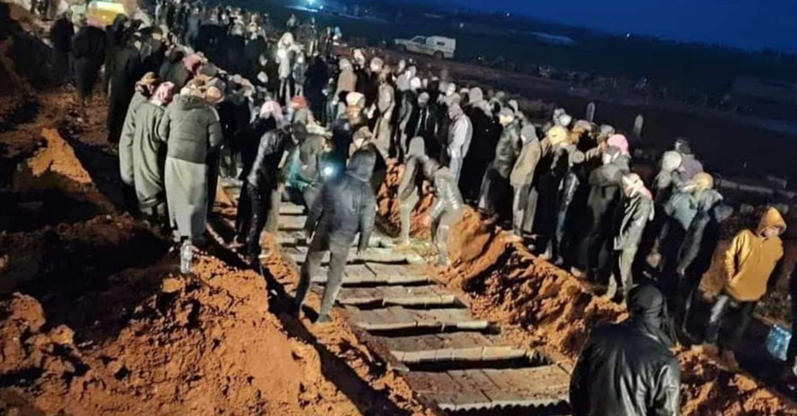 دفن عشرات قتـلى الزلزال بمقـبر...