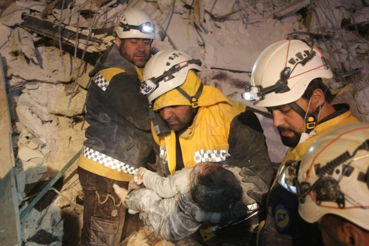 "الخوذ البيضاء" تنتشل أربعة أط...