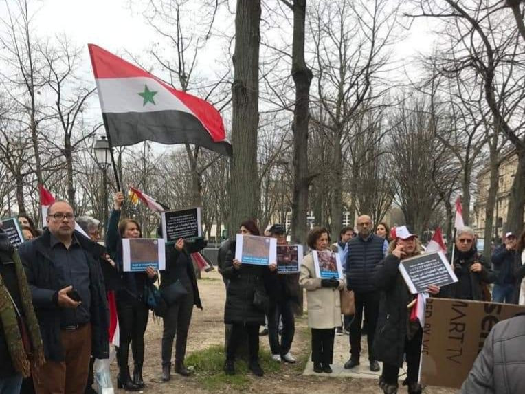 "شبيحة" يتظاهرون في باريس دعما...