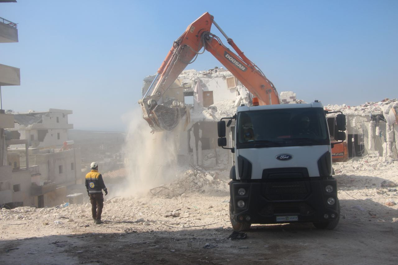 فرق الدفاع المدني تواصل أعمال...