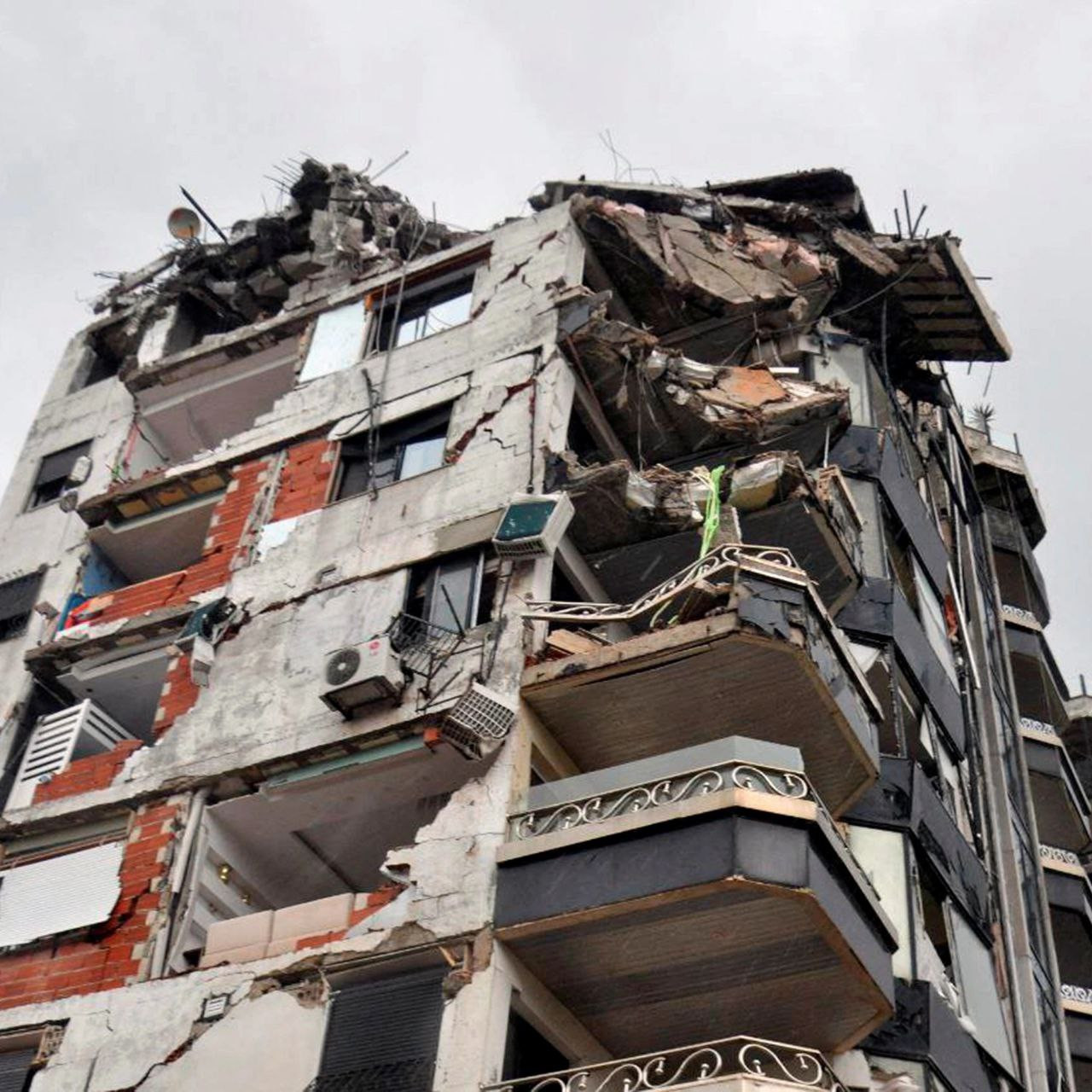 محافظة اللاذقية تمنع ترميم الم...