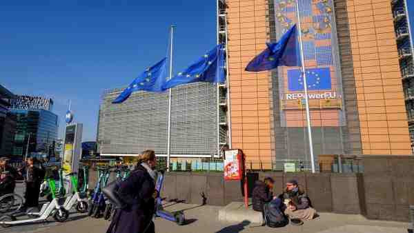 سوريون يتحركون لمنع إشراك النظ...