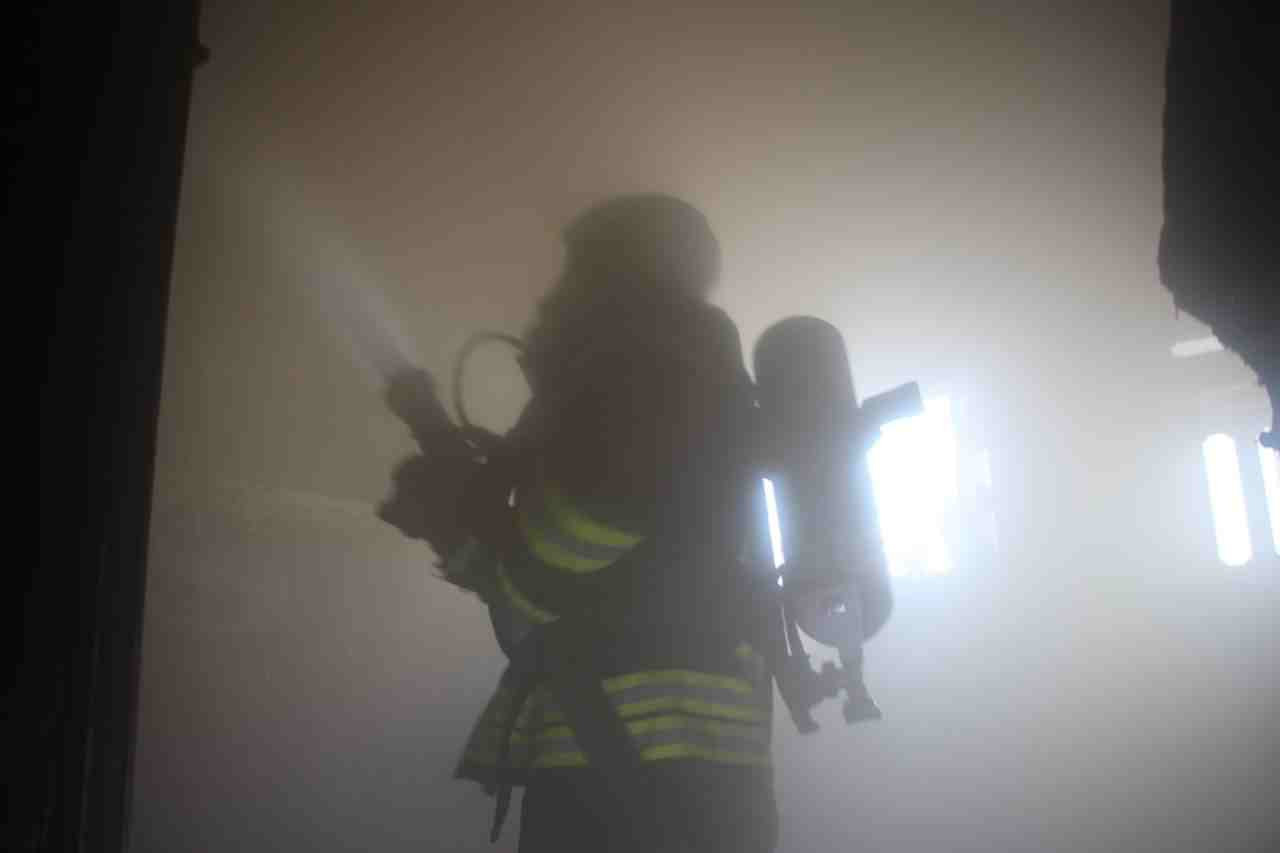 دخان حـريق يتسبب بوفـاة طفلين...