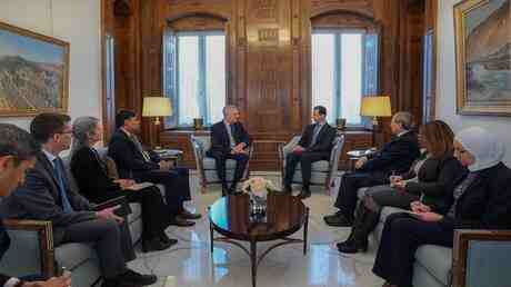 المفوض السامي للاجئين يلتقي بش...