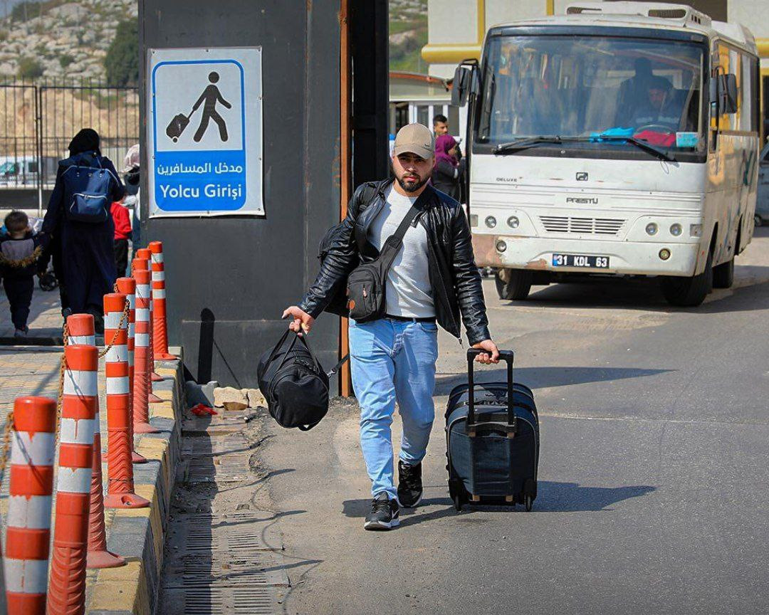 "باب الهوى" يحصي عدد السوريين...