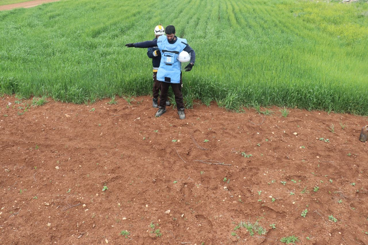 فرق "الخوذ البيضاء" تتلف 10 ذخ...