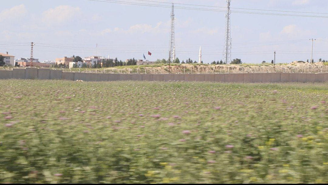 الجيش التركي يتراجع عن حفر خند...