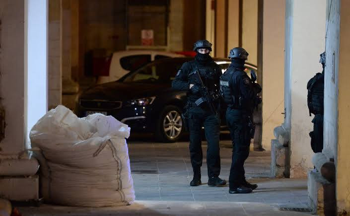 محكمة توجه اتهامات لـ 7 سوريين...