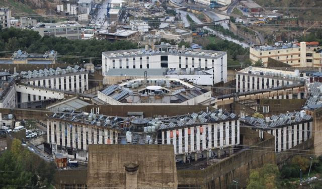 مخاوف من تسليم لبنان مئات السج...