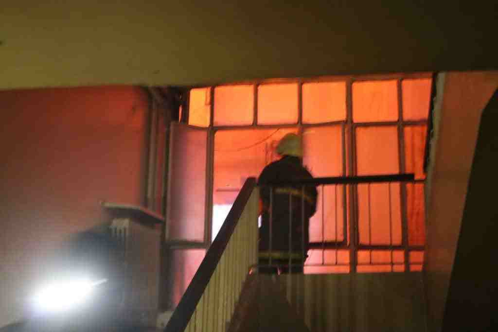 حريق مجهول يلتهم مبنى محافظة ر...