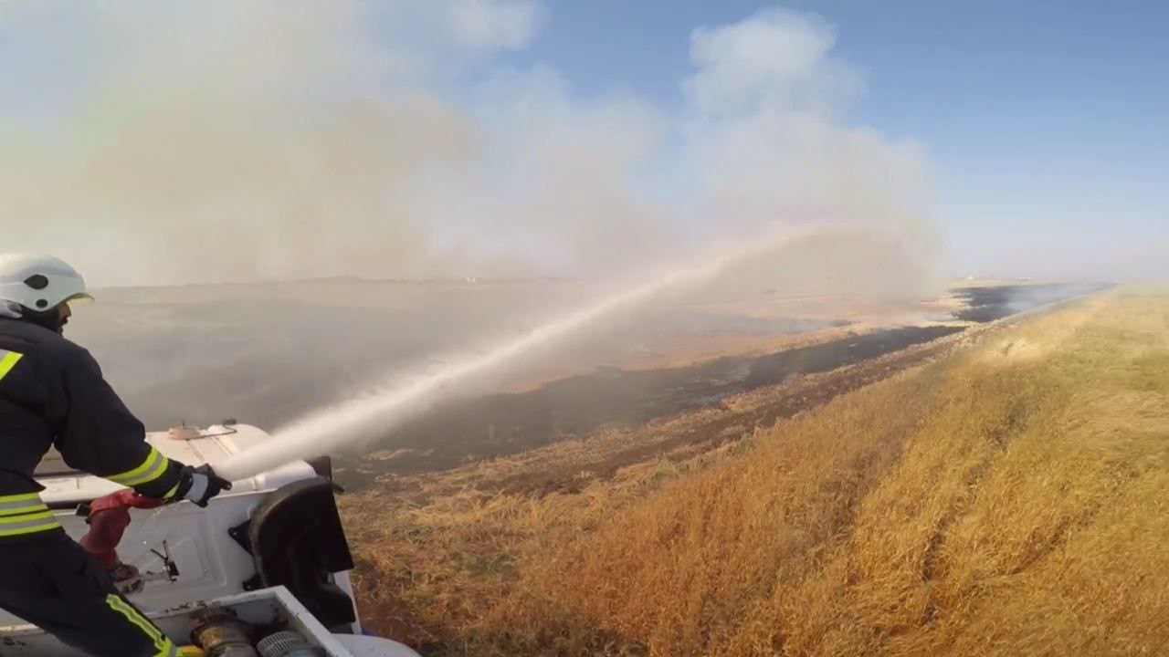 قذائف النظام تحرق المحاصيل الز...