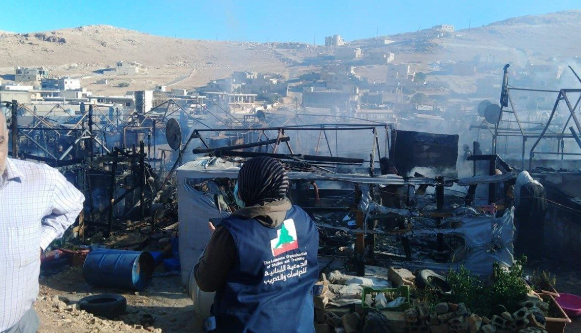 سيدة سورية تحرق خيمتها في لبنا...