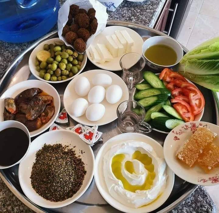 الحواضر البسيطة تغادر مائدة ال...