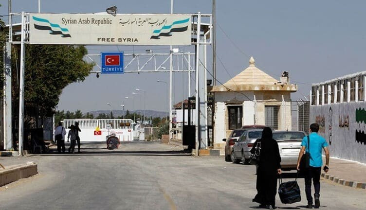 تركيا ترحل 130 لاجئا سوريا إلى...