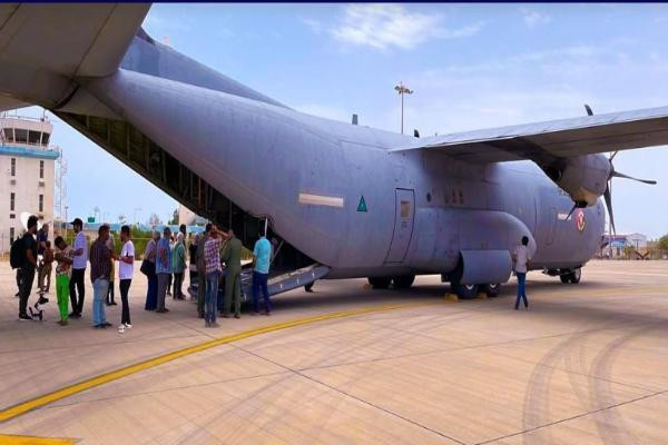 طائرات عراقية تعيد مئات العالق...