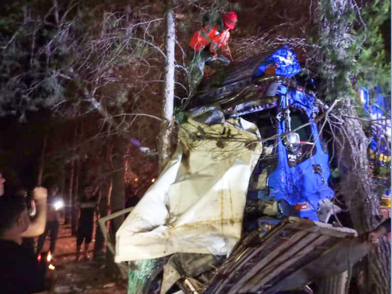 بينهم أطفال.. وفاة 16 شخصا بحا...