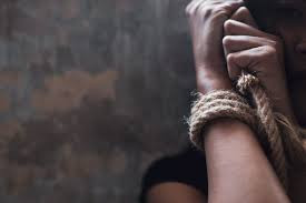 يغرونهم بتسفيرهم إلى أوروبا.....