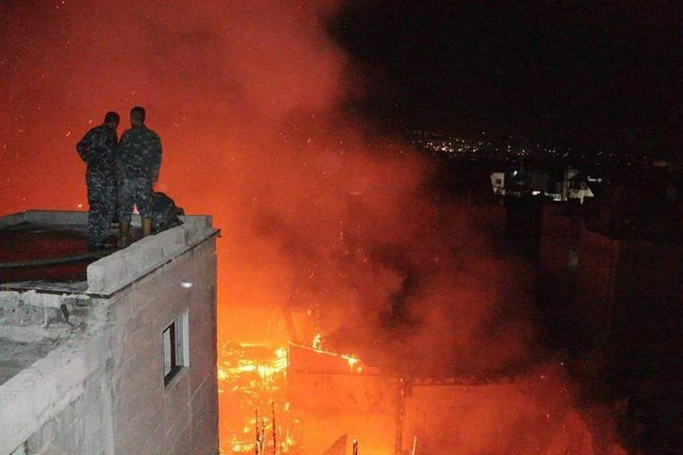 بالصور.. حريق ضخم وسط دمشق واﻷ...