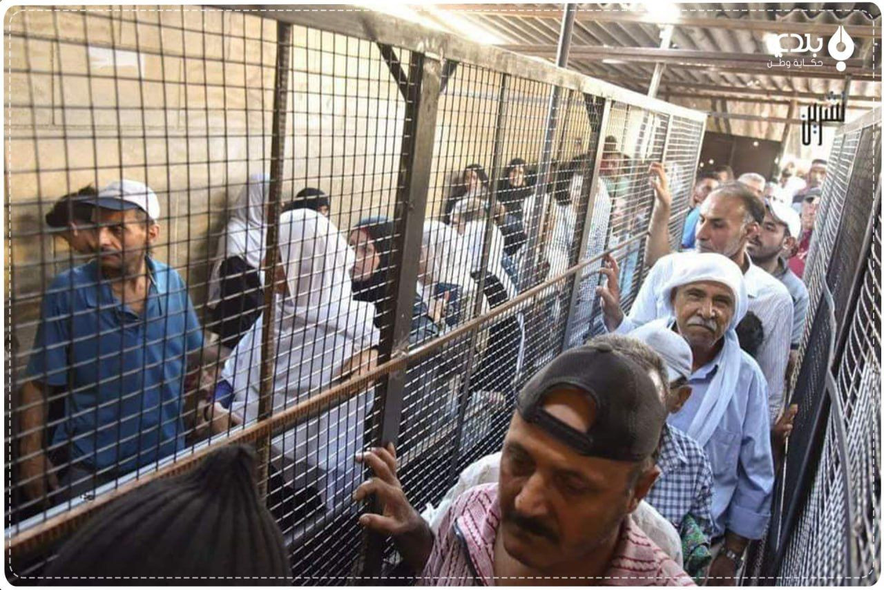 مسؤول يبرر وضع السوريين بأقفاص...